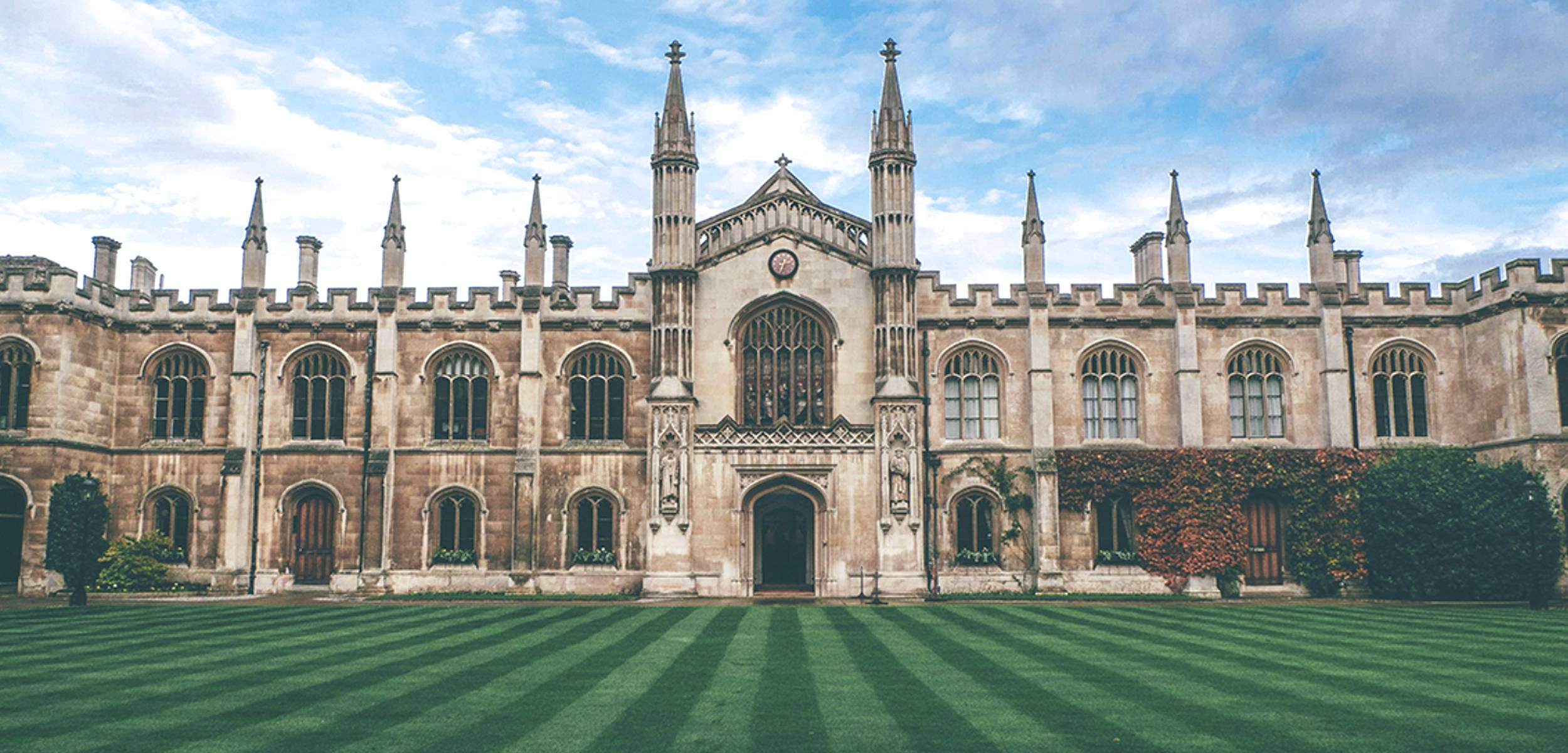 photo of outside of Oxford University